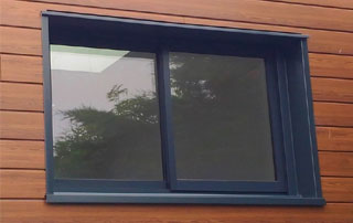 grande fenêtre en PVC bleu foncé